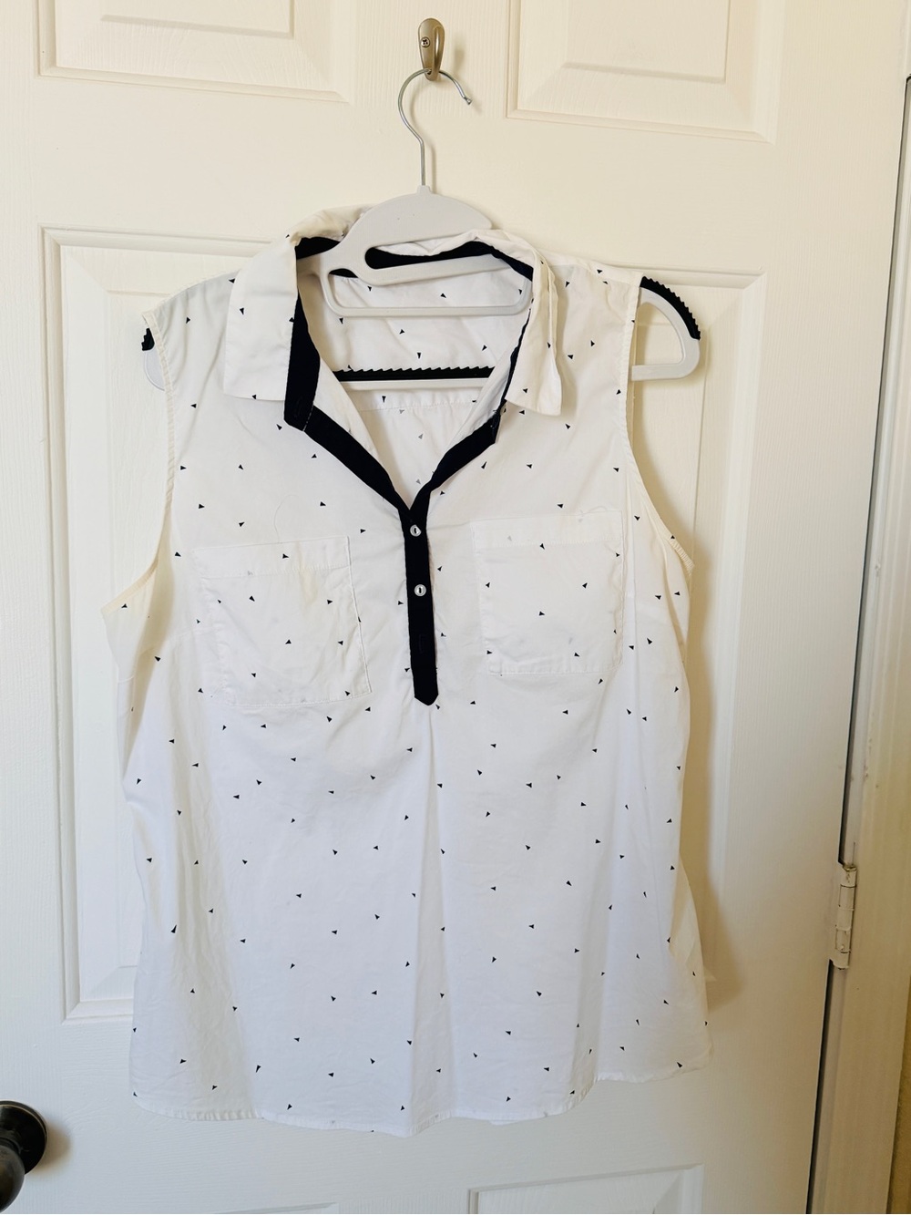 Source Unknown White Sleeveless Button-Front Shirt with Black Trim